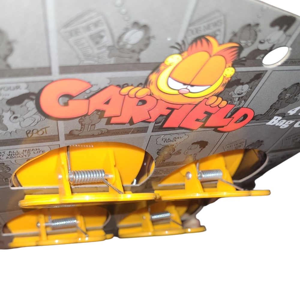 Garfield 19oz Mug with Matching Bag Clips - Picture 2 of 8